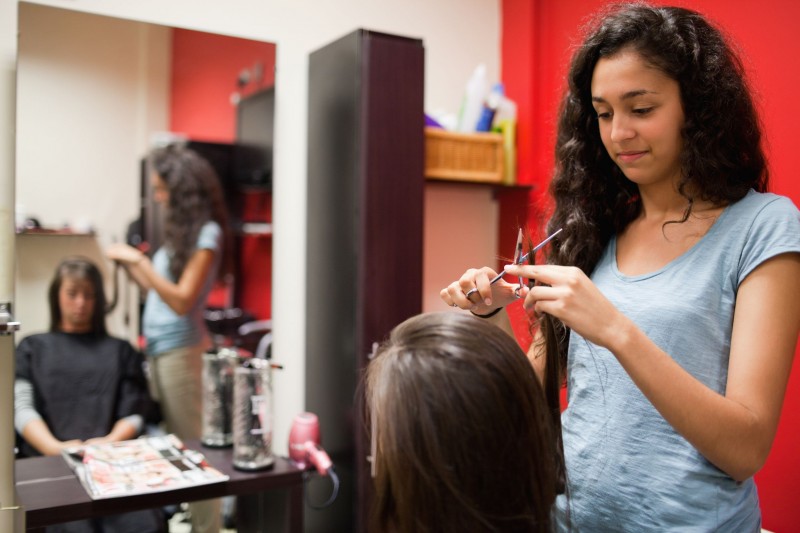 Find the Right Beauty School to Help You Earn Your Cosmetologist License